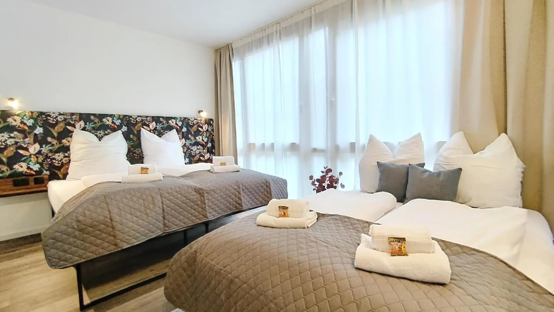Design-Apartment Fuer Bis Zu 4 Im 1 Og, Modern, Dachterrasse, Grill, Ruhige Lage, Disney Plus, Wii, Lan Und Wlan نورنبيرغ 0*,